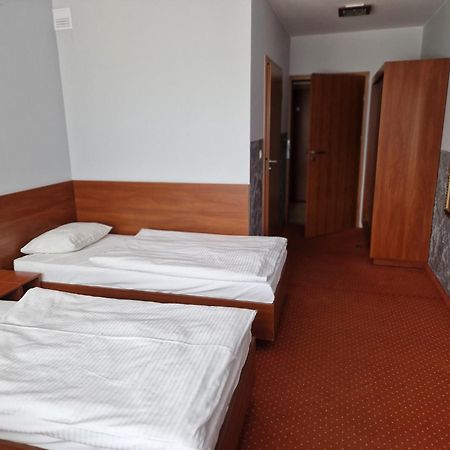 Hotel Podroznik Koszuty Kültér fotó