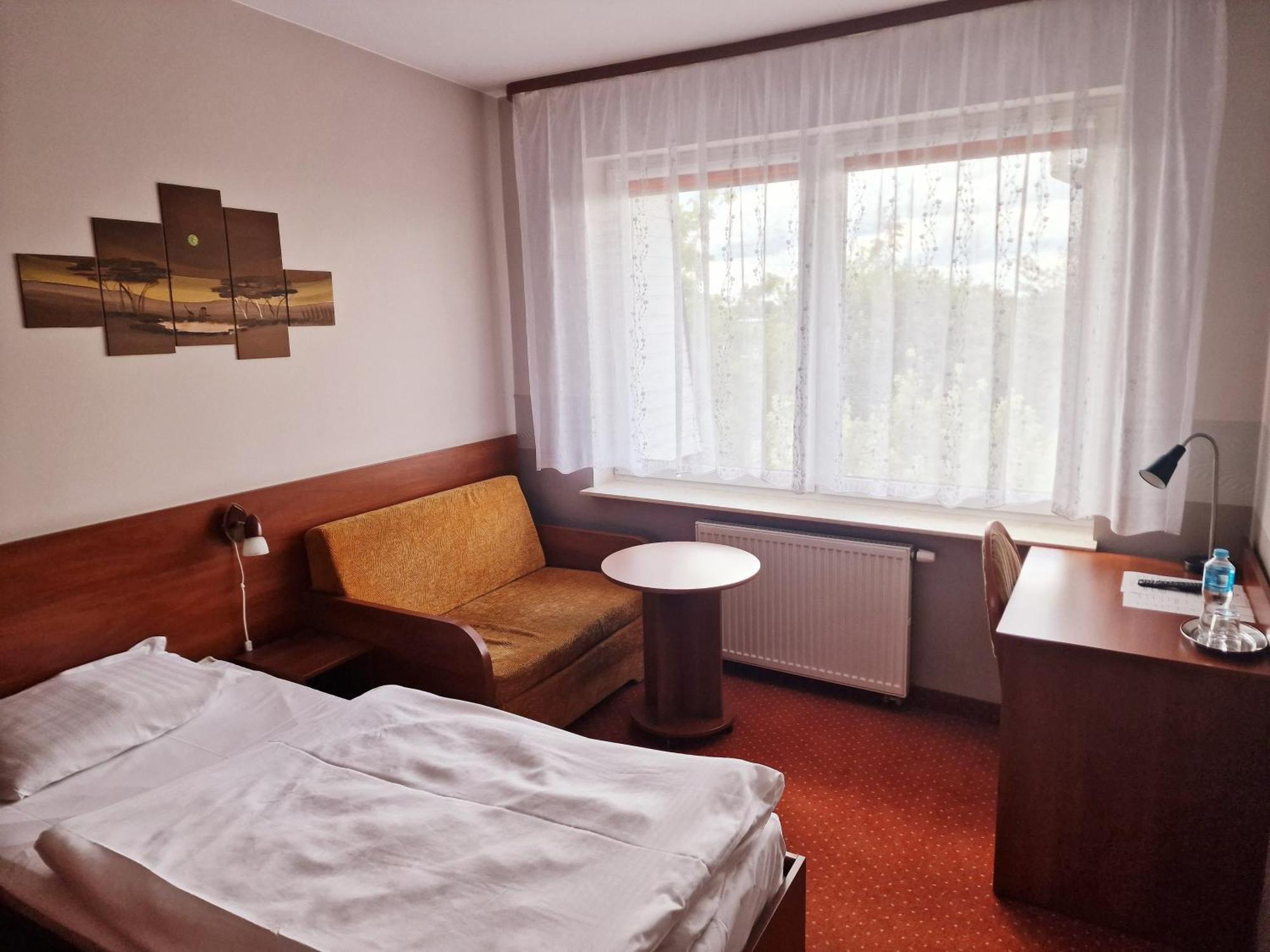 Hotel Podroznik Koszuty Kültér fotó