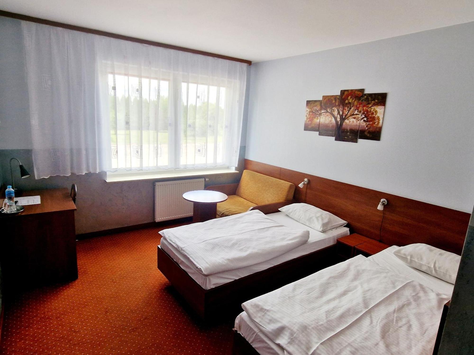 Hotel Podroznik Koszuty Kültér fotó