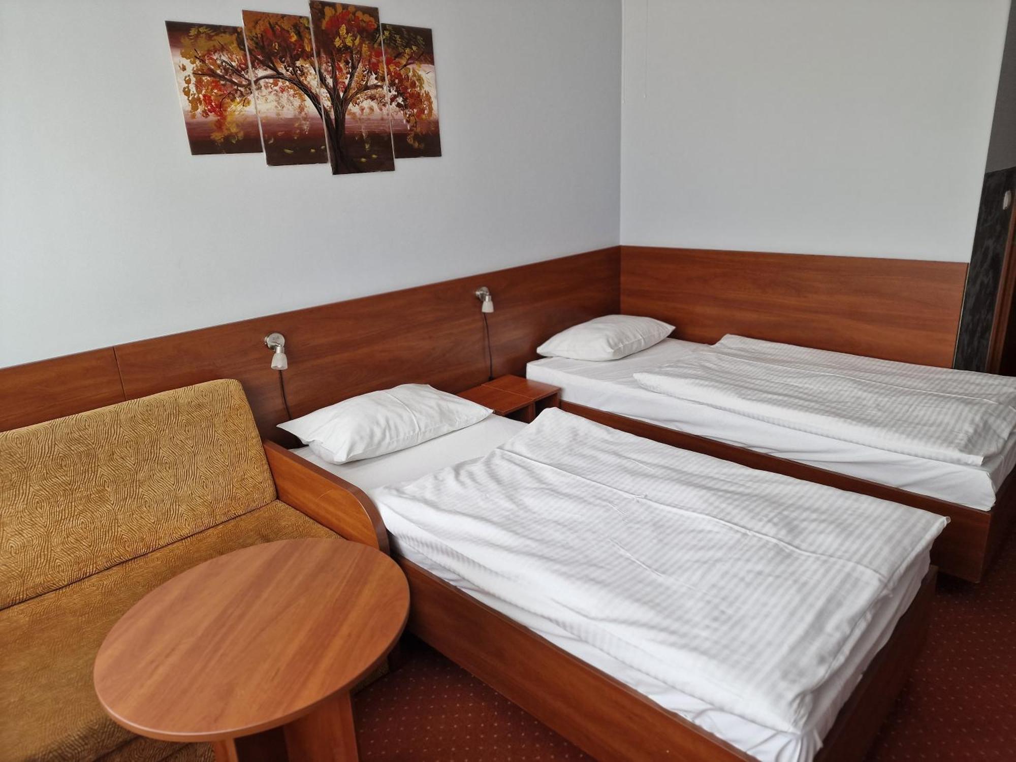 Hotel Podroznik Koszuty Kültér fotó