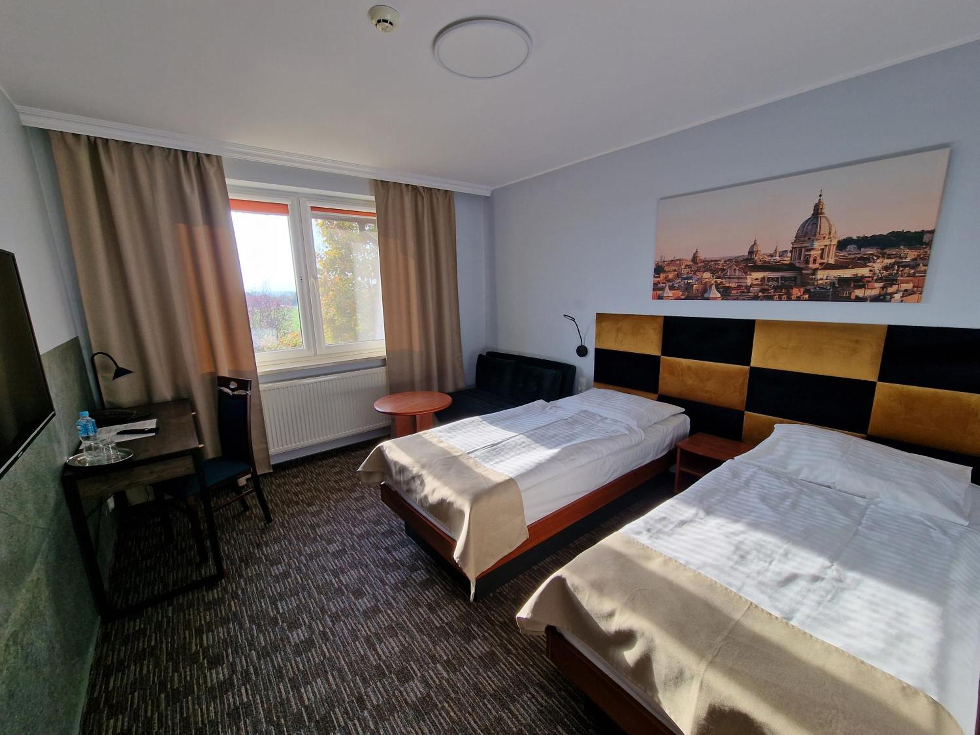 Hotel Podroznik Koszuty Kültér fotó