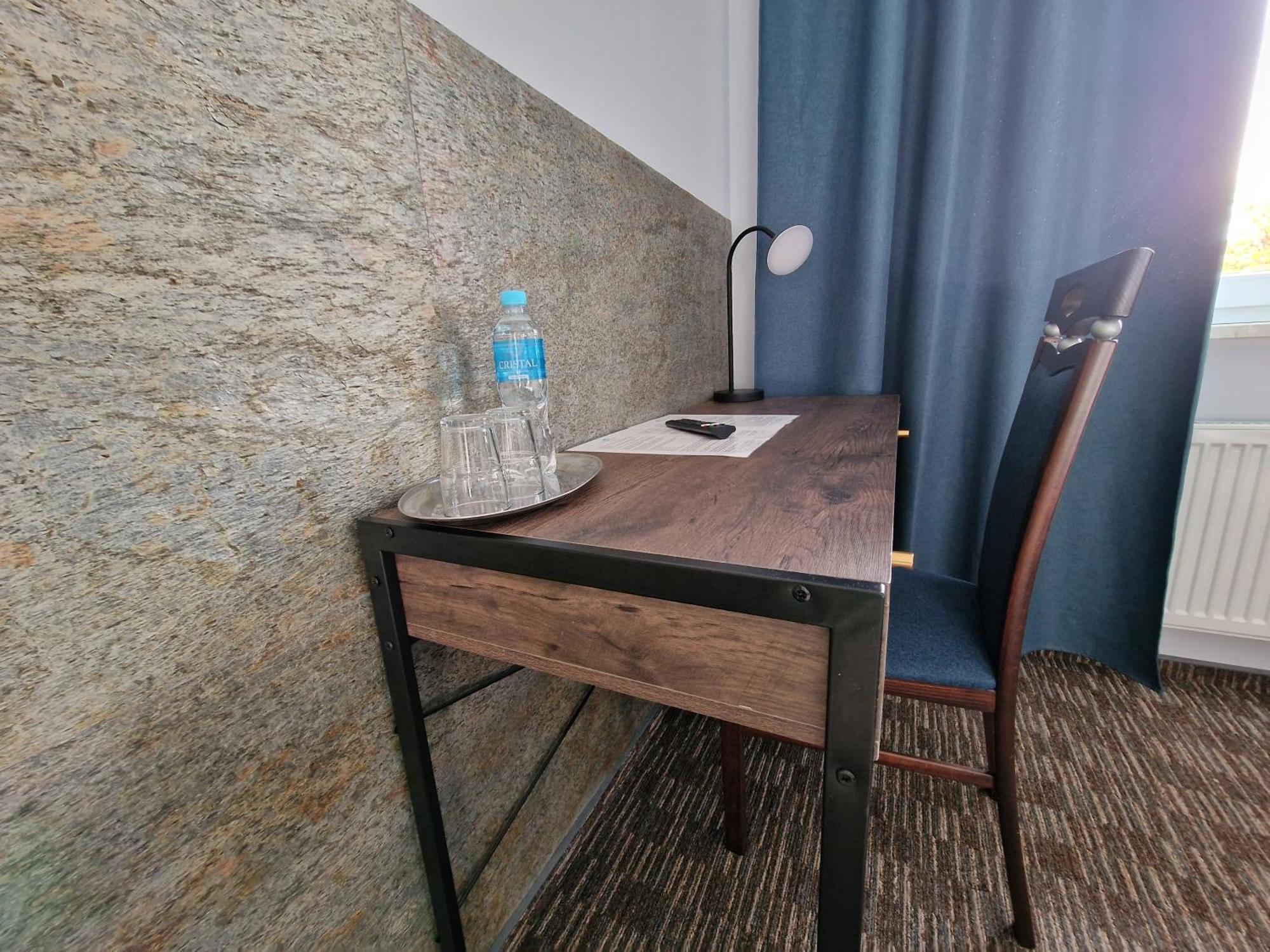 Hotel Podroznik Koszuty Kültér fotó
