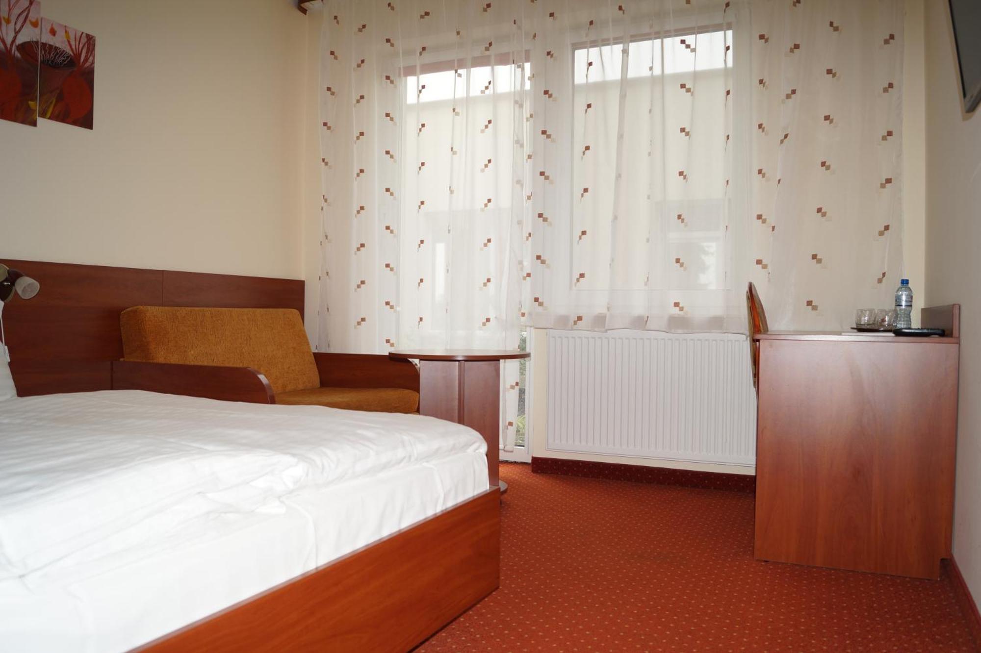 Hotel Podroznik Koszuty Kültér fotó