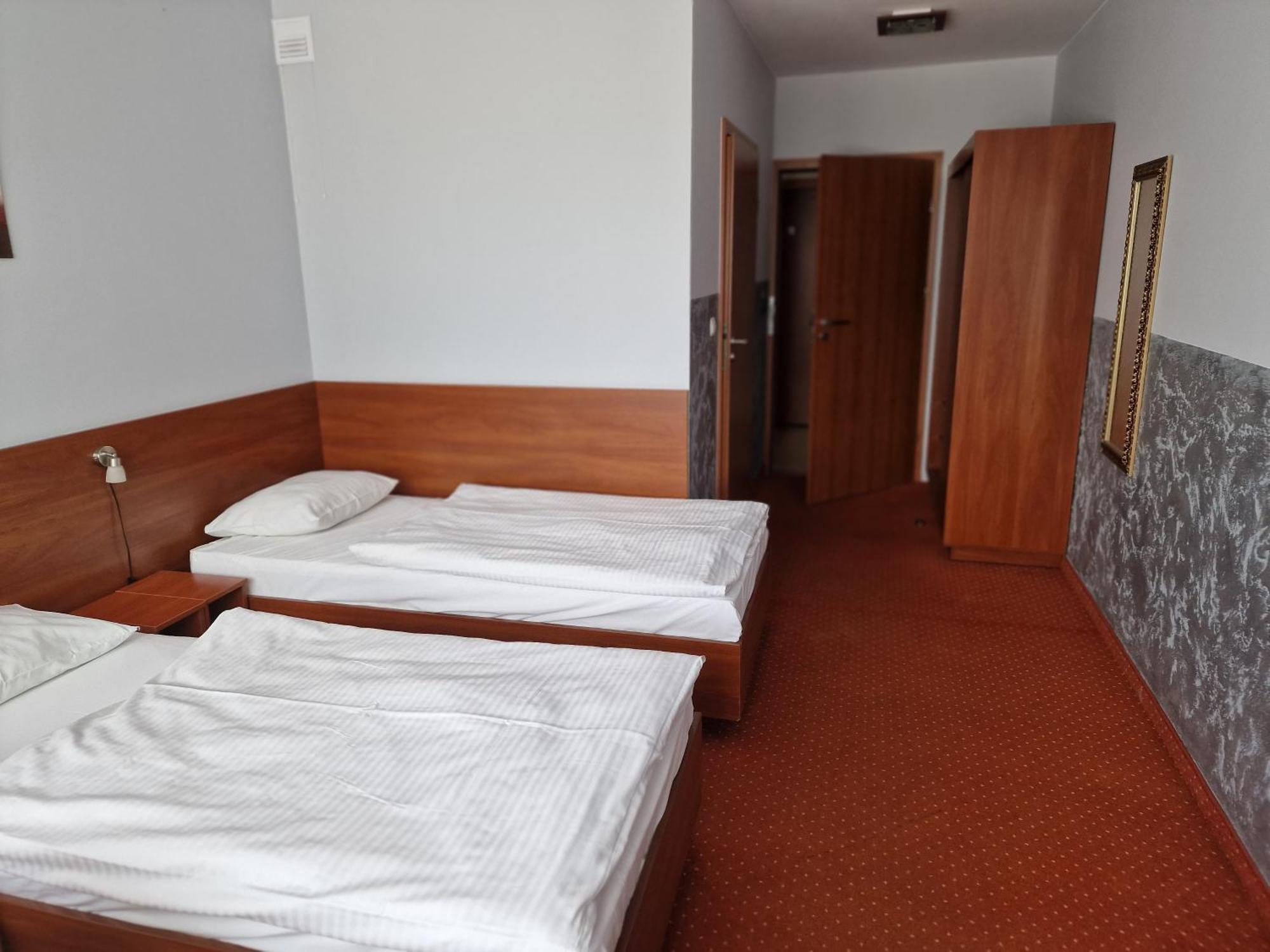 Hotel Podroznik Koszuty Kültér fotó