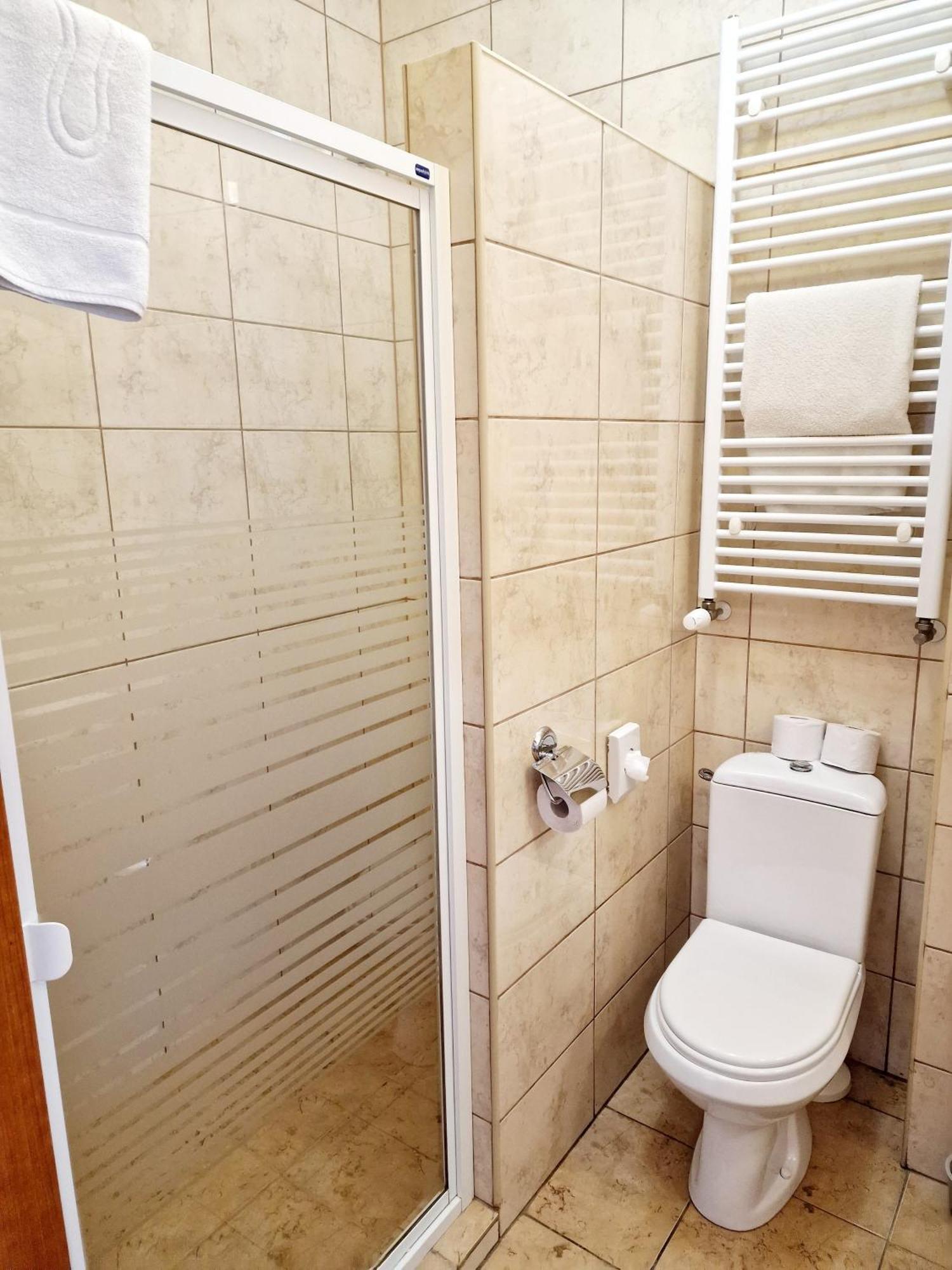 Hotel Podroznik Koszuty Kültér fotó