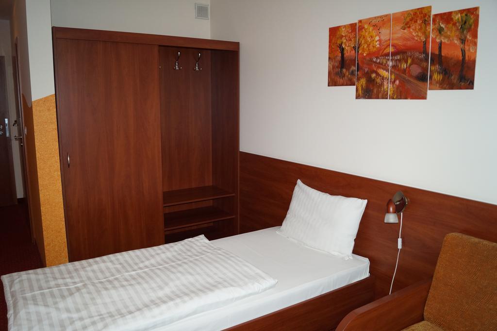 Hotel Podroznik Koszuty Kültér fotó