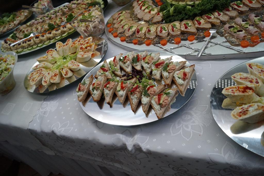 Hotel Podroznik Koszuty Kültér fotó