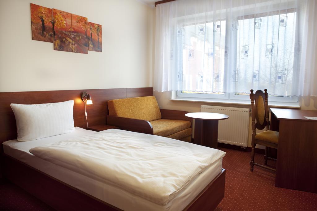 Hotel Podroznik Koszuty Kültér fotó