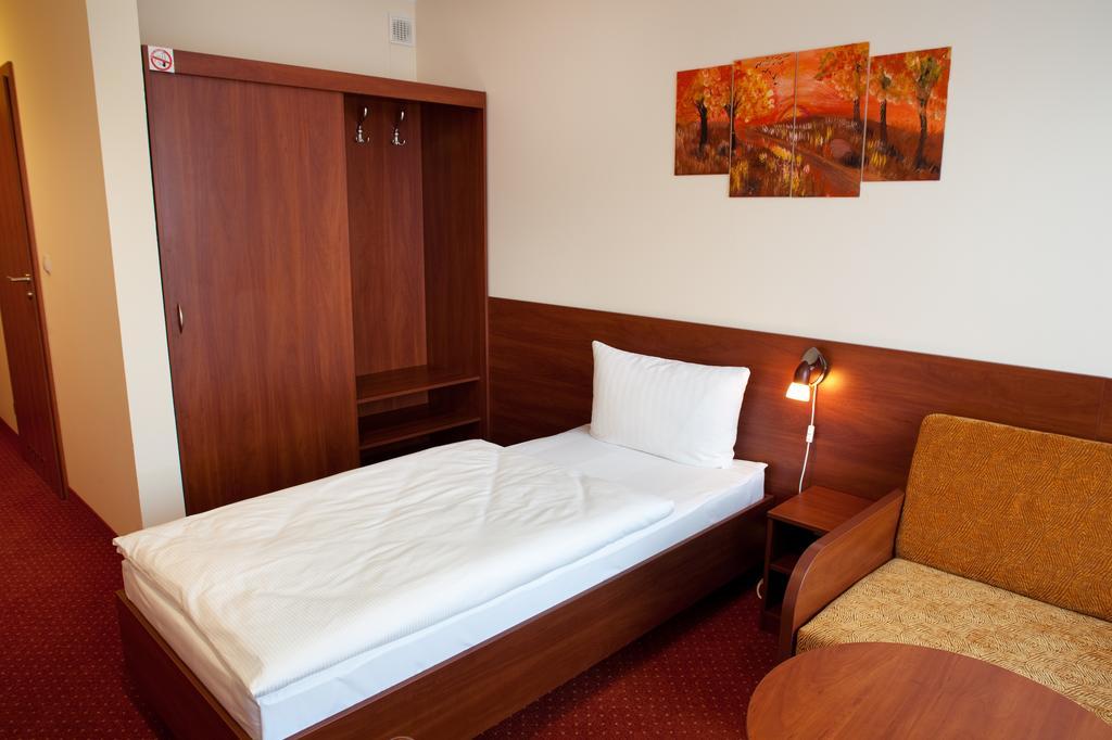 Hotel Podroznik Koszuty Kültér fotó